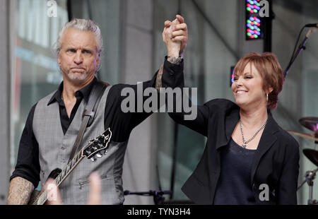 Pat Benatar und Neil Giraldo reagieren, nachdem Sie auf FOX & Friends" Alle amerikanischen Konzertreihen in den Fox Studios in New York City am 29. Juni 2012 durchzuführen. UPI/John angelillo Stockfoto