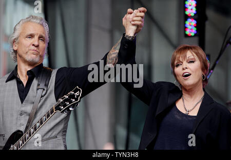 Pat Benatar und Neil Giraldo reagieren, nachdem Sie auf FOX & Friends" Alle amerikanischen Konzertreihen in den Fox Studios in New York City am 29. Juni 2012 durchzuführen. UPI/John angelillo Stockfoto