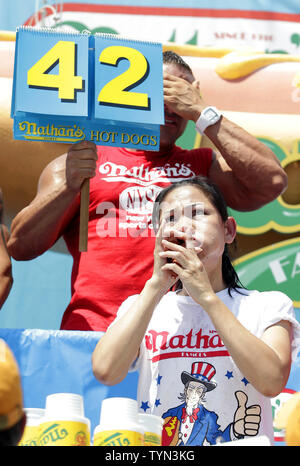 Sonya "Die Schwarze Witwe" Thomas konkurriert an der Nathan berühmten Viertel von Juli International Hot Dog Essen Wettbewerb in Coney Island, NY Am 4. Juli 2012. Thomas gewinnt den Wettbewerb durch den Verzehr von 45 Hotdogs und bricht ihre Welt. UPI/John angelillo. Stockfoto