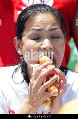 Sonya "Die Schwarze Witwe" Thomas konkurriert an der Nathan berühmten Viertel von Juli International Hot Dog Essen Wettbewerb in Coney Island, NY Am 4. Juli 2012. Thomas gewinnt den Wettbewerb durch den Verzehr von 45 Hotdogs und bricht ihre Welt. UPI/John angelillo. Stockfoto