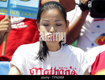 Sonya "Die Schwarze Witwe" Thomas konkurriert an der Nathan berühmten Viertel von Juli International Hot Dog Essen Wettbewerb in Coney Island, NY Am 4. Juli 2012. Thomas gewinnt den Wettbewerb durch den Verzehr von 45 Hotdogs und bricht ihre Welt. UPI/John angelillo. Stockfoto