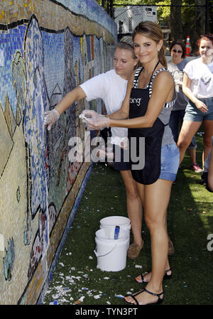 Maria Menounos hilft ein Mosaik Wand an der Jacob H. Schiff Spielplatz wiederherstellen als Teil der "Bing Sommer", und der Beginn der DoSomething.org's in New York City am 10. Juli 2012 zu markieren. UPI/John angelillo Stockfoto