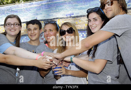 Nicole Richie hilft ein Mosaik Wand an der Jacob H. Schiff Spielplatz wiederherstellen als Teil der "Bing Sommer", und der Beginn der DoSomething.org's in New York City am 10. Juli 2012 zu markieren. UPI/John angelillo Stockfoto