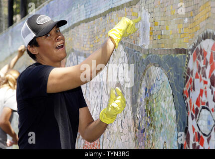 Chaske Spencer hilft ein Mosaik Wand an der Jacob H. Schiff Spielplatz als Teil der "Bing Sommer tun,' und der Beginn der DoSomething.org's in New York City am 10. Juli 2012 zu markieren. UPI/John angelillo Stockfoto