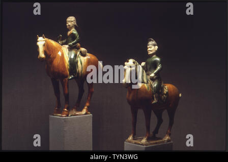Zwei terra cotta Grab Skulpturen der Männer auf Pferden; Umfang und Inhalt: Jede Figur ist aus glasierten und unglasierten Terrakotta. Sie waren in der Nähe von Sian, der Hauptstadt der Provinz Shensi ausgegraben und an Präsident und Frau Lyndon B. Johnson von Präsident und Madame Chiang Kai-Shek der Republik China. Der Künstler ist nicht bekannt. Allgemeine Hinweise: Von links nach rechts, die erste Abbildung Maßnahmen 16 x 13-3/4 x 4; die zweite Maßnahmen 16-1/2 x 14-3/4 x 4-1/4. Stockfoto