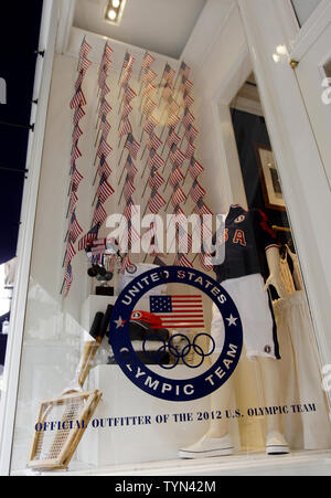 Fußgänger zu Fuß von zeigt der USA Olympics Kleidung an der Ralph Lauren Store auf der Lexington Avenue in New York City am 13. Juli 2012. Einige Gesetzgeber, meist Demokraten, unbelastet in dieser Woche auf der US-amerikanischen Olympischen Komitee nach Nachrichten berichtet, dass US-Athleten in diesem Jahre London Spiele werden Outfits entworfen von amerikanischen Ralph Lauren tragen, aber vor allem in China hergestellt. UPI/John angelillo Stockfoto