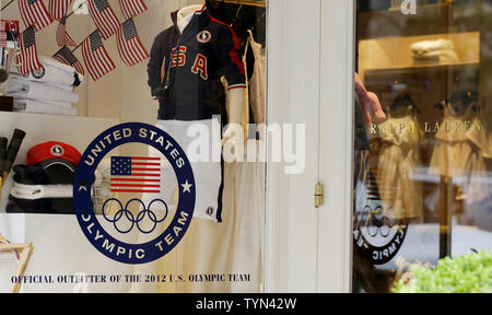 Fußgänger zu Fuß von zeigt der USA Olympics Kleidung an der Ralph Lauren Store auf der Lexington Avenue in New York City am 13. Juli 2012. Einige Gesetzgeber, meist Demokraten, unbelastet in dieser Woche auf der US-amerikanischen Olympischen Komitee nach Nachrichten berichtet, dass US-Athleten in diesem Jahre London Spiele werden Outfits entworfen von amerikanischen Ralph Lauren tragen, aber vor allem in China hergestellt. UPI/John angelillo Stockfoto