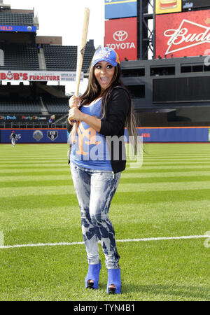 Jersey Shore Snooki star Nicole Polizzi steht auf dem Feld vor der New York Mets den Washington Angehörigen bei Citi Field in New York City am 23. Juli 2012 spielen. UPI/John angelillo Stockfoto