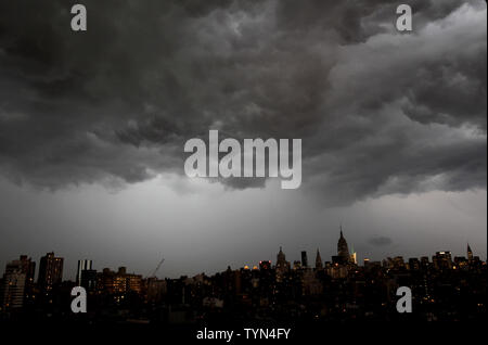 Dunkle Wolken schweben über dem Empire State Building und Manhattan als potentielle Derecho bewegt sich durch das New York Gebiet im East Village in New York City am 26. Juli 2012. Die Prognose für Donnerstag Abend für das, was die meisten ernsthaften New Yorker Ausbruch der schweren Wetter seit zwei Tornados schlagen, Staten Island, Brooklyn, Queens und im September 2010. UPI/John angelillo Stockfoto