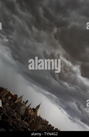 Dunkle Wolken schweben über dem Empire State Building und Manhattan als potentielle Derecho bewegt sich durch das New York Gebiet im East Village in New York City am 26. Juli 2012. Die Prognose für Donnerstag Abend für das, was die meisten ernsthaften New Yorker Ausbruch der schweren Wetter seit zwei Tornados schlagen, Staten Island, Brooklyn, Queens und im September 2010. UPI/John angelillo Stockfoto