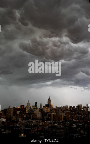 Dunkle Wolken schweben über dem Empire State Building und Manhattan als potentielle Derecho bewegt sich durch das New York Gebiet im East Village in New York City am 26. Juli 2012. Die Prognose für Donnerstag Abend für das, was die meisten ernsthaften New Yorker Ausbruch der schweren Wetter seit zwei Tornados schlagen, Staten Island, Brooklyn, Queens und im September 2010. UPI/John angelillo Stockfoto