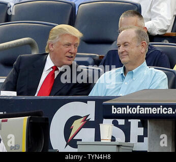 Donald Trump und Bill O'Reilly watch die New York Yankees die Baltimore Orioles im Yankee Stadium in New York City am 30. Juli 2012 spielen. UPI/John angelillo Stockfoto