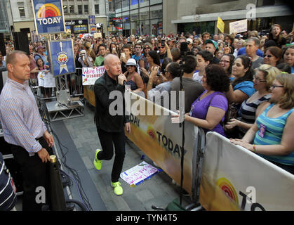 Isaac Slade und den Kampf durchführen auf der NBC Today Show am Rockefeller Center in New York City am 13. August 2012. UPI/John angelillo Stockfoto