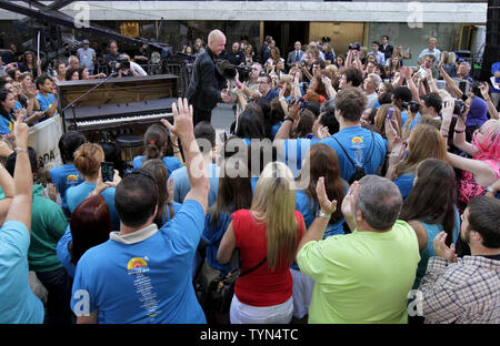 Isaac Slade und den Kampf durchführen auf der NBC Today Show am Rockefeller Center in New York City am 13. August 2012. UPI/John angelillo Stockfoto