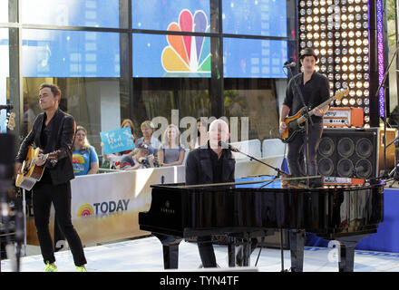 Isaac Slade und den Kampf durchführen auf der NBC Today Show am Rockefeller Center in New York City am 13. August 2012. UPI/John angelillo Stockfoto