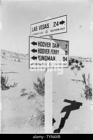 Art der Highway Marker errichtet von der Automobilclub von Südkalifornien in Boulder City und der Boulder Canyon Projekt Federal Reservierung.; Umfang und Inhalt: Foto aus Band 2 einer Reihe von Fotoalben dokumentiert den Bau des Hoover Dam, Boulder City, Nevada. Stockfoto