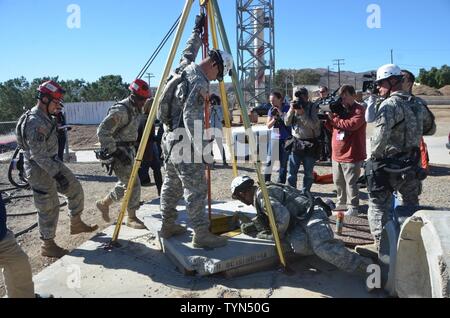 Mehr als 500 Mitglieder der Kalifornien Nationalgarde beteiligte sich an den wachsamen Schutz Erdbeben - Antwort übung Nov. 12-18, einschließlich der 40th Military Police Brigade Heimat Response Force, 9. zivile Support Team, 129 Rettung Flügel und 146 Airlift Wing. Sie arbeiteten mit Hunderten von Partnern aus den Nevada National Guard, Pennsylvania National Guard, Armee Nord, Los Angeles County Fire Department, Kaliforniens Gouverneur von Notdiensten, FEMA und eine breite Palette von lokalen Organisationen wie Abteilung im Orange County Sheriff, Irvine, Polizei und die Orange Co Stockfoto