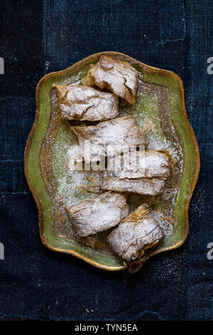 Traditionelle österreichische Appel Pie serviert auf einem antiken Platte Stockfoto