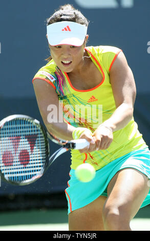 Ayumi Morita von Japan gibt den Ball an Monica Niculescu aus Rumänien im ersten Satz während der ersten Runde der US Open an der National Tennis Center statt, am 28. August 2012 in New York. UPI Foto/Monika Graff Stockfoto