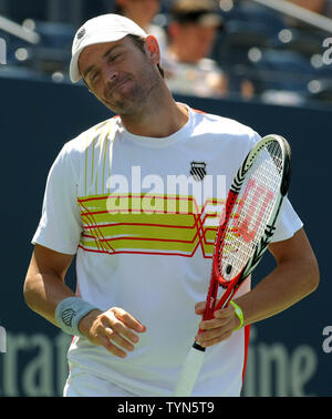 Mardy Fish, USA, reagiert, nachdem ein Spiel zu verlieren, Nikolay Davydenko, Russland, im ersten Satz der zweiten Runde Tätigkeit am 2012 US Open gehalten an der National Tennis Center am 30. August 2012 in New York. UPI Foto/Monika Graff Stockfoto