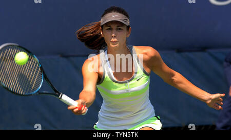 Tsvetana Pironkova, Bulgarien, gibt den Ball zu Ayumi MORITA, Japan, im zweiten Satz der zweiten Runde Tätigkeit am 2012 US Open gehalten an der National Tennis Center am 30. August 2012 in New York. UPI Foto/Monika Graff Stockfoto