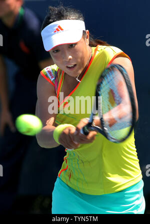 Ayumi MORITA, Japan, gibt den Ball zu Tsvetana Pironkova, Bulgarien, in der zweiten der zweiten Runde Tätigkeit am 2012 US Open gehalten an der National Tennis Center am 30. August 2012 in New York. UPI Foto/Monika Graff Stockfoto