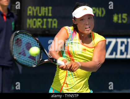 Ayumi MORITA, Japan, gibt den Ball zu Tsvetana Pironkova, Bulgarien, in der zweiten der zweiten Runde Tätigkeit am 2012 US Open gehalten an der National Tennis Center am 30. August 2012 in New York. UPI Foto/Monika Graff Stockfoto