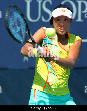 Ayumi MORITA, Japan, gibt den Ball zu Tsvetana Pironkova, Bulgarien, in der zweiten der zweiten Runde Tätigkeit am 2012 US Open gehalten an der National Tennis Center am 30. August 2012 in New York. UPI Foto/Monika Graff Stockfoto