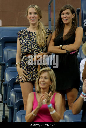 Brooklyn Decker (L), Ehefrau von Andy Roddick, Uhren die Übereinstimmung zwischen ihrem Mann und Bernard Tomic 2012 US Open am National Tennis Center statt, am 31. August 2012 in New York. Roddick am Vortag angekündigte, dass er in den Ruhestand nach dem Öffnen werden. UPI Foto/Monika Graff Stockfoto