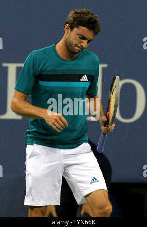 Gilles Simon, Frankreich, reagiert, nachdem ein Spiel zu verlieren, Mardy Fish, USA, im ersten Satz der Dritten runde Tätigkeit am 2012 US Open am National Tennis Center am 1. September 2012 statt. UPI Foto/Monika Graff Stockfoto