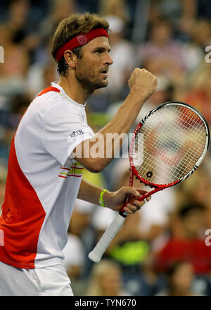 Mardy Fish, USA, reagiert, nachdem Essen ein Spiel von Gilles Simon, Frankreich, im zweiten Satz der Dritten runde Tätigkeit am 2012 US Open am National Tennis Center am 1. September 2012 statt. UPI Foto/Monika Graff Stockfoto