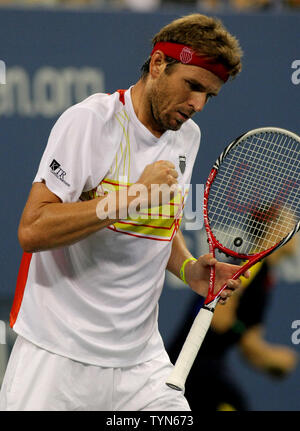 Mardy Fish, USA, reagiert, nachdem Essen ein Spiel von Gilles Simon, Frankreich, im zweiten Satz der Dritten runde Tätigkeit am 2012 US Open am National Tennis Center am 1. September 2012 statt. UPI Foto/Monika Graff Stockfoto