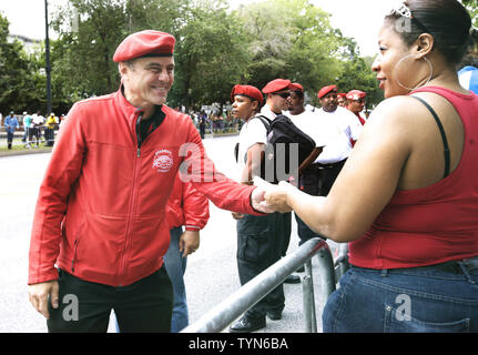 Schutzengel Gründer Curtis Sliwa grüßt Zuschauer als er marschiert in der West Indian Day Parade im Stadtteil Brooklyn auf September 3, 2012 in New York City. Tausende nehmen an der jährlichen Parade mit Kostümen, Tanz und Musik aus der Karibik. UPI/Monika Graff Stockfoto