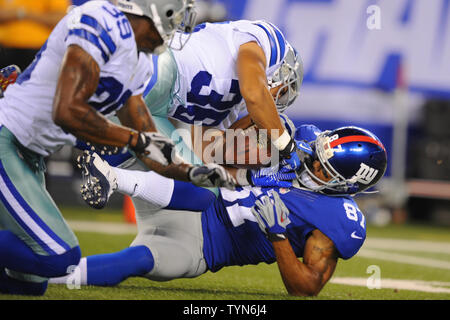 New York Giants wide receiver Domenik Hixon (87) kommt mit einem 39 yard Rezeption wie Dallas Cowboys Defensive zurück Mana Silva (36) Im dritten Quartal in Woche 1 der NFL Saison an MetLife Stadium in East Rutherford, New Jersey verteidigt am 5. September 2012. UPI/Rich Kane Stockfoto