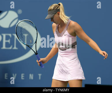 Maria Sharapova, Russland, reagiert nach dem Verlust von einem Punkt zu Marion Bartoli, Frankreich, im ersten Satz ihrer Viertelfinalegleichen 2012 US Open gehalten an der National Tennis Center am 5. September 2012. UPI Foto/Monika Graff Stockfoto