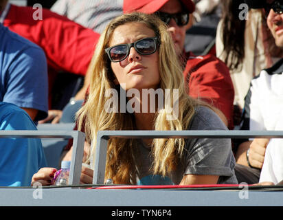 Brooklyn Decker Uhren als ihr Ehemann Andy Roddick über Juan Martin Del Potro, Argentinien, in der vierten Runde der US Open 2012 findet am National Tennis Center am 5. September 2012 statt. UPI Foto/Monika Graff Stockfoto