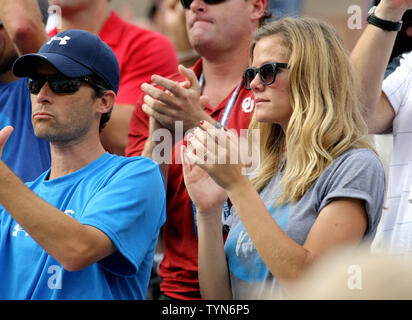 Brooklyn Decker Uhren als ihr Ehemann Andy Roddick über Juan Martin Del Potro, Argentinien, in der vierten Runde der US Open 2012 findet am National Tennis Center am 5. September 2012 statt. UPI Foto/Monika Graff Stockfoto