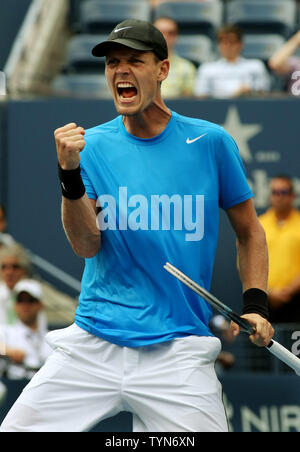 Tomas Berdych, der Tschechischen Republik, reagiert, als er den ersten Satz von Andy Murray, Großbritannien, während ihre Halbfinale Spiel bei den US Open in der National Tennis Center statt, am 8. September 2012 in New York. UPI Foto/Monika Graff Stockfoto