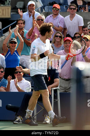 Andy Murray, Großbritannien, feiert nach dem Sieg über Tomas Berdych, der Tschechischen Republik, in einem Viertel - tie-break Satz während ihrer Halbfinale Spiel bei den US Open in der National Tennis Center statt, am 8. September 2012 in New York. Murray gewann 5-7, 6-2, 6-1, 7 (9) 6 (7). UPI Foto/Monika Graff Stockfoto