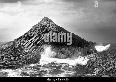 Verzerrte Basaltsäulen auf der Isle of Staffa nähe Landung jetty Fingal Höhle, eine der Inneren Hebriden Gruppe von Inseln vor der schottischen Westküste. Stockfoto