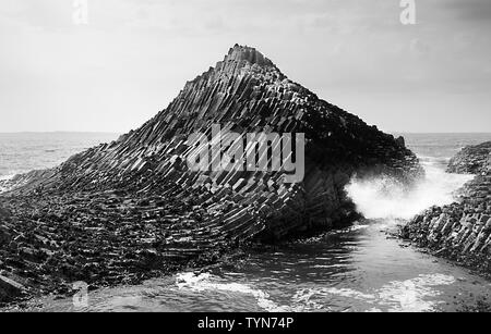Verzerrte Basaltsäulen auf der Isle of Staffa nähe Landung jetty Fingal Höhle, eine der Inneren Hebriden Gruppe von Inseln vor der schottischen Westküste. Stockfoto