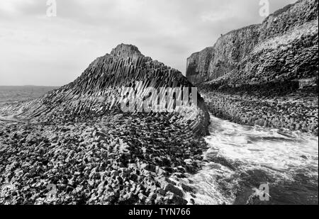 Verzerrte Basaltsäulen auf der Isle of Staffa nähe Landung jetty Fingal Höhle, eine der Inneren Hebriden Gruppe von Inseln vor der schottischen Westküste. Stockfoto