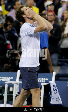 Andy Murray, Großbritannien, reagiert, nach einem Sieg gegen Novak Djokovic, Serbien, den Herren Meisterschaft bei den US Open zu gewinnen, gehalten an der National Tennis Center am 10. September 2012 in New York. UPI Foto/Monika Graff Stockfoto