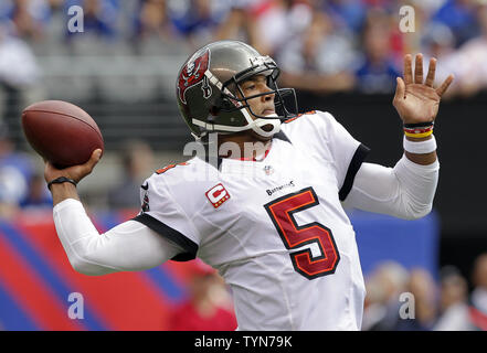 Tampa Bay Buccaneers Quarterback Josh Freeman wirft einen Pass im ersten Viertel gegen die New York Giants in Woche 2 der NFL Saison an MetLife Stadium in East Rutherford, New Jersey am 16. September 2012. UPI/John angelillo Stockfoto