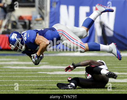 New York Giants Henry Hynoski erhält der Luft im zweiten Quartal gegen die Tampa Bay Buccaneers in Woche 2 der NFL Saison an MetLife Stadium in East Rutherford, New Jersey am 16. September 2012. UPI/John angelillo Stockfoto