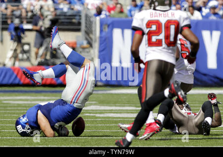 New York Giants Henry Hynoski landet auf den Kopf und verliert den Ball im zweiten Quartal gegen die Tampa Bay Buccaneers in Woche 2 der NFL Saison an MetLife Stadium in East Rutherford, New Jersey am 16. September 2012. UPI/John angelillo Stockfoto