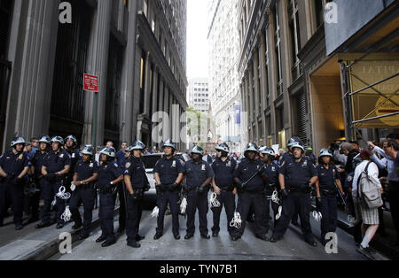 NYPD Polizisten sperren den Eingang des New York Stock Exchange in der Wall Street Demonstranten besetzen in New York City am 17. September 2012. Mehrere Proteste sind den ganzen Tag auf der 1. Jahrestag der Besetzt die Wall Street Bewegung geplant. UPI/John angelillo Stockfoto
