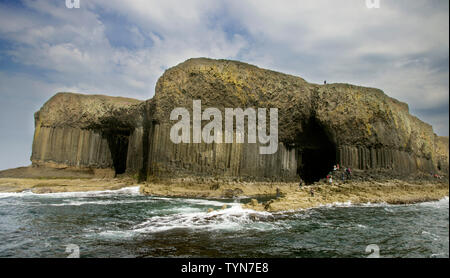 Isle of Staffa und Fingal's Cave, eine der Inneren Hebriden Gruppe von Inseln vor der schottischen Westküste. Stockfoto