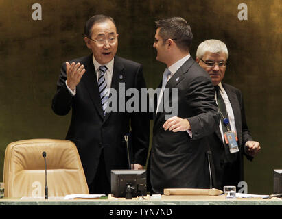 Generalsekretär der Vereinten Nationen Ban Ki-moon spricht mit Vuk Jeremic Präsidenten der Generalversammlung, bevor er Adressen die Vereinten Nationen auf der 67. Generalversammlung der Vereinten Nationen im UN-Gebäude in New York City am 25. September 2012. UPI/John angelillo Stockfoto