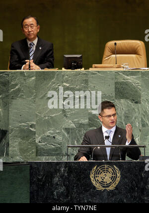 Generalsekretär der Vereinten Nationen Ban Ki-moon hört als Vuk Jeremic Präsidenten der Generalversammlung der Vereinten Nationen auf der 67. Generalversammlung der Vereinten Nationen im UN-Gebäude in New York City am 25. September 2012. UPI/John angelillo Stockfoto